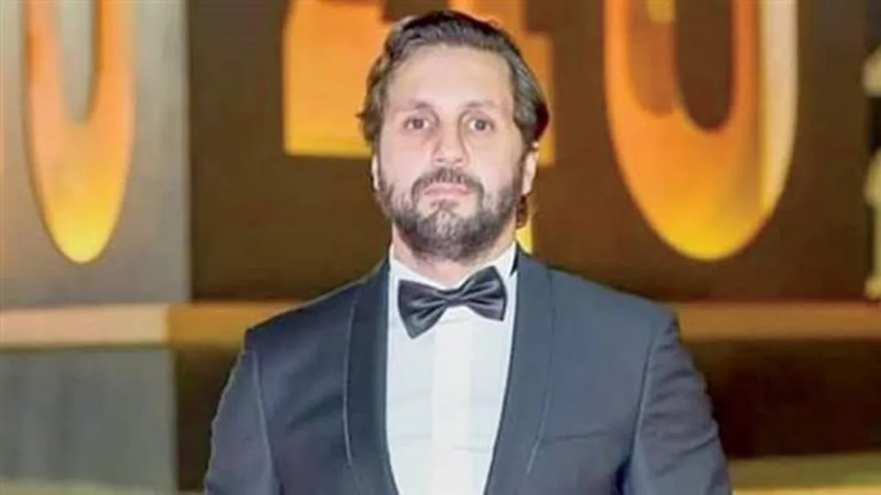 كلمات مؤثرة.. هشام ماجد يودع والد منة شلبي في جنازة مهيبة